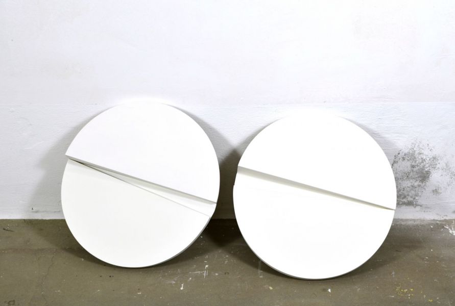 space-circular segments-white color on wood